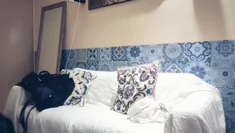  与性感露肩妹子在沙发上舔奶摸逼后再抱起来激情抽插！ 