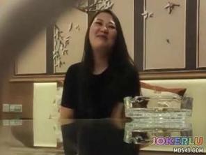  约会29岁身高172英语老师良家少妇调教的服服帖帖搞完又把男奴找来 圈主张总