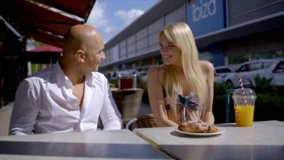  她在异国度过了一周，享受了一生中最美妙的性爱 